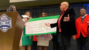 Tom Joyner passes on donation from AKAs for students to register voters