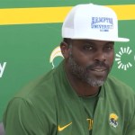 Michael Vick wears wife’s hat after losing to rival