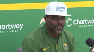 Michael Vick wears wife’s hat after losing to rival